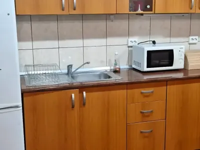inchiriere garsoniera Sector 3 București bucatarie dulapuri lemn